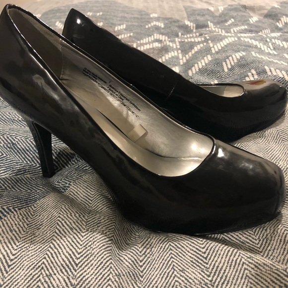 Black Patent Leather Pump Heels - Picture 4 of 6